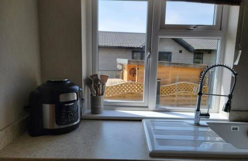 Luxury 2-Bed Lodge in Routh Sleeps 4 with Hot Tub - Foto 9