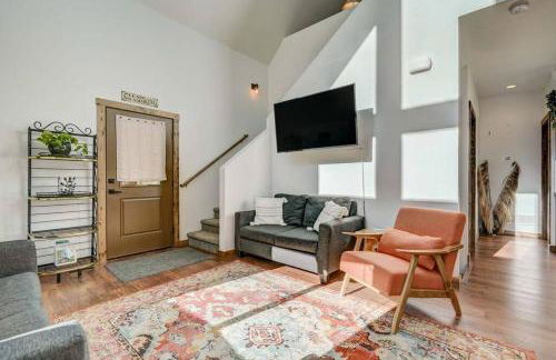 Rustic cabin charm w/ hot tub, arcade basketball - Foto 11