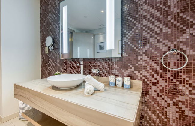 Maison Privee - Cool Dubai Apt next Burj Khalifa & Design District - Photo 15