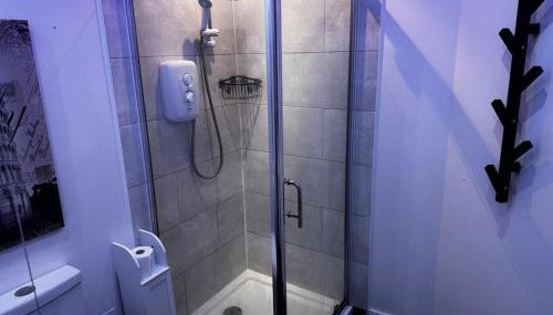 Modern 3-Bedroom Home with Cozy Cinema-Style Living Space - Foto 3