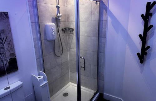 Modern 3-Bedroom Home with Cozy Cinema-Style Living Space - Foto 3