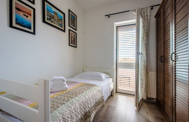 Charming and Tranquil Kastel Gomilica Apartment With Balcony and Patio - Foto 8