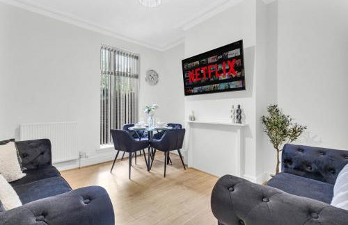 Solace Nights - Large Modern House - 4 Bedrooms - Near M6 & Spaghetti Junction - Fast WiFi - Netflix - Photo 3