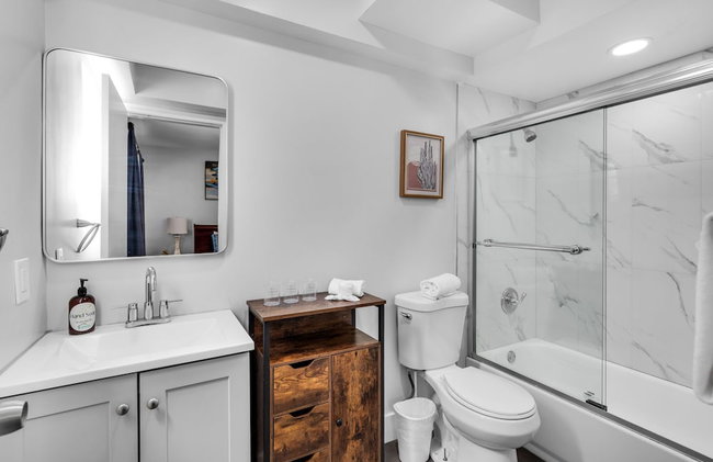 Bayview Regency Apartments By Lowkl - Photo 140