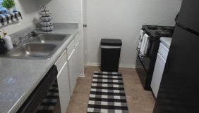 Entire Townhome with workspace - Photo 3