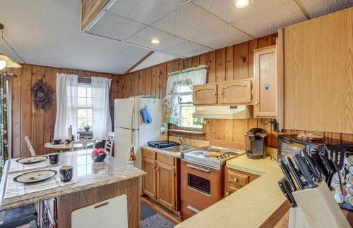 7 Mi to Main Street Cabin with Deck in Stanley! - Photo 10