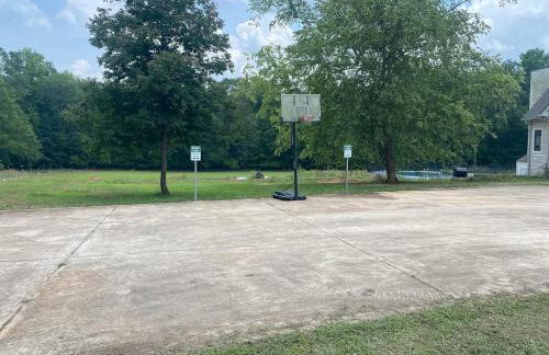 Cozy Country Poolside Getaway, 2BR, Near ATL - Foto 14