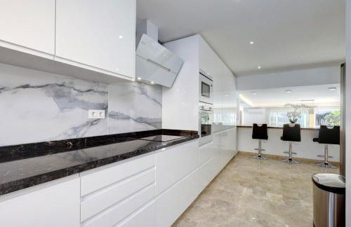 Luxury modern beachfront 3 bed gated community townhouse with pool, sun terrace, sea views close to all amenities - Photo 27