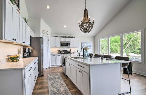 Newly Built Gilletts Lake Gem: Dock & Hot Tub - Photo 10