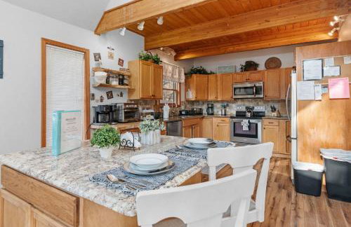Lakefront with Beach Game Room Fire-pit and More - Foto 66