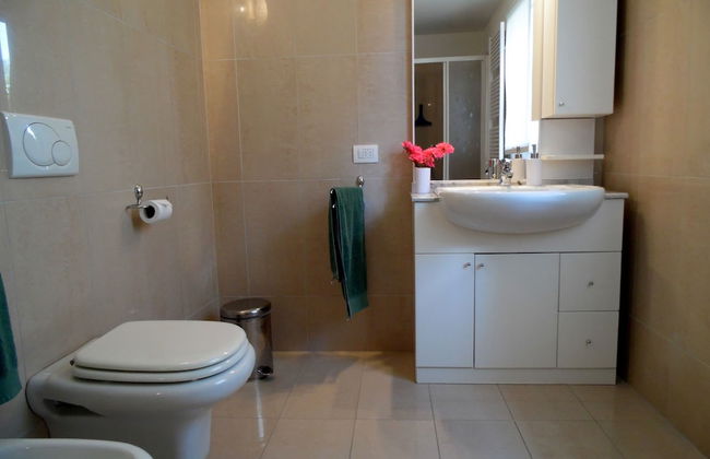 Fabulous Villa in Barasso near Lake - Photo 14