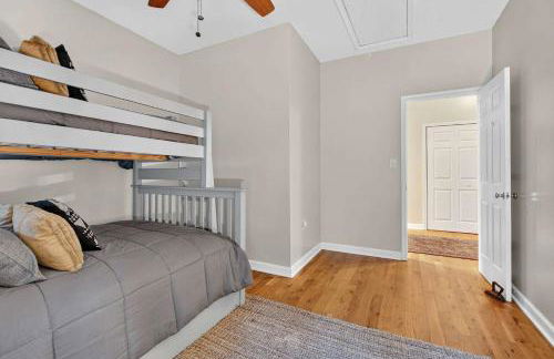 Screened Porch w Swing, Fire Pit, Grill & Deck - Photo 23