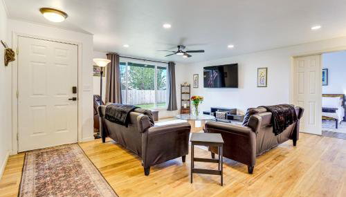 Water Views and Hot Tub Kims Kastle in Stanwood! - Foto 4