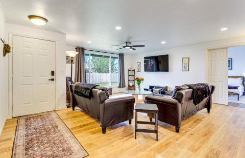 Water Views and Hot Tub Kims Kastle in Stanwood! - Foto 4