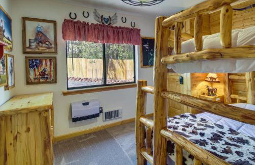 2 Mi to Show Low Lake: Scenic Cabin w/ Balcony - Foto 23