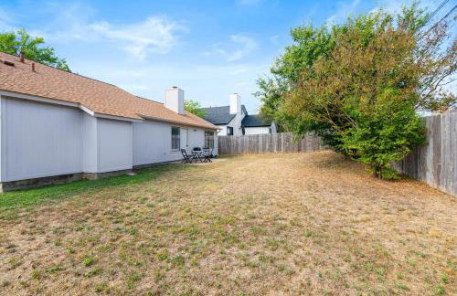 Spacious Family Home in Round Rock w Private Yard - Photo 9