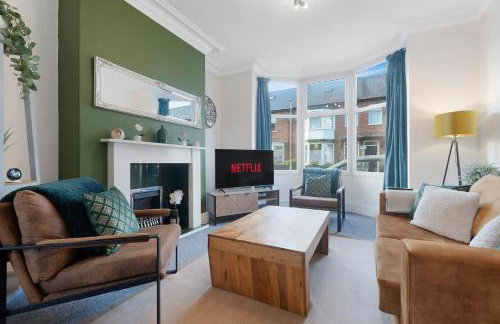 Spacious 4BR on Leafield Rd - Photo 1