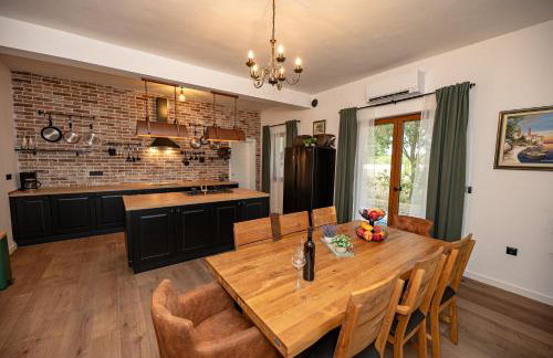 Villa Pietro with a heated Saltwater pool - Photo 40