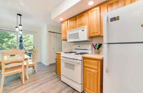 Walloon Lake Getaway with Fire Pit - Walk to Water! - Foto 6