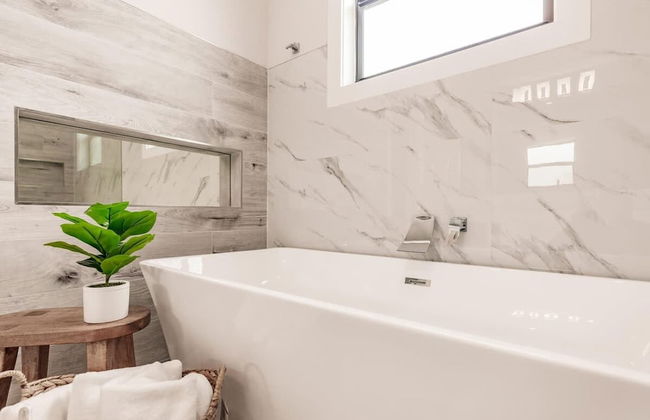 Luxurious Naples 4BR w Pool by Vanderbilt Beach - Photo 25