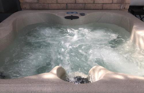 MIDCENTURY MANOR-Hot Tub & 5 Blocks to Town Center - Foto 21