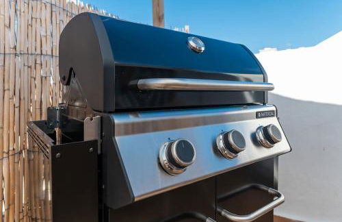 Urban Charm Rooftop Apartment with Vista - Photo 28