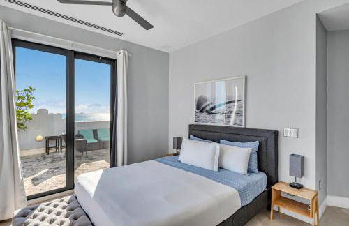 Crown Jewel of Ocean Drive- 2 story Penthouse, 4 Bedrooms & Private rooftop spa - Foto 32