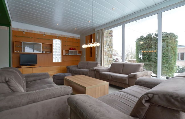 Spacious Home With Garden - Photo 15