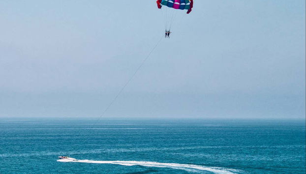 Volando en parasailing en un día despejado