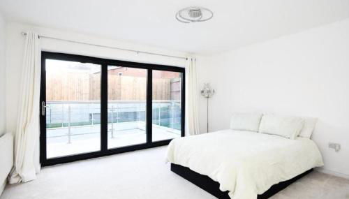 8 Bedroom House Sleeps 20 - Private Garden - Foto 4