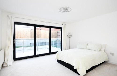 8 Bedroom House Sleeps 20 - Private Garden - Foto 4