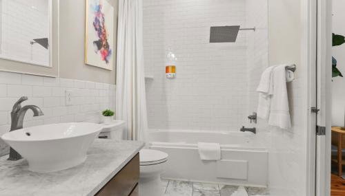 Upscale 3 Bed 2 Bath Private Home in Uptown New Orleans! Close to Magazine Street, Universities, & French Quarter - Foto 5, towels, Shower