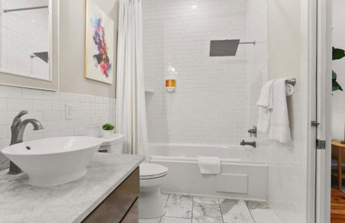 Upscale 3 Bed 2 Bath Private Home in Uptown New Orleans! Close to Magazine Street, Universities, & French Quarter - Photo 5