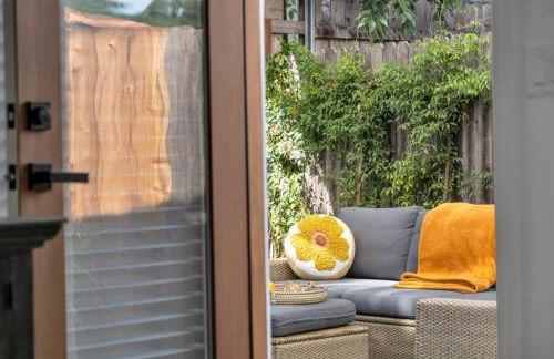 Modern Cottage, Hot Tub, Bistro Patio, Putting Green, Walk to All! - Foto 51