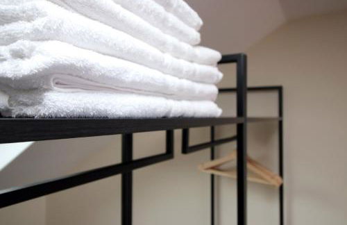 LUXURY 4 Bedroom 4 Ensuite Home in Penarth (Pool Table Games Room & BBQ Garden) with Sea Views - Photo 49