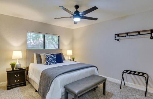 11 Mi to Six Flags! Poolside Oasis in Bedford - Foto 20