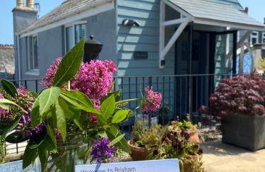 Little Trevio - seaside haven with parking and sea views - Photo 6