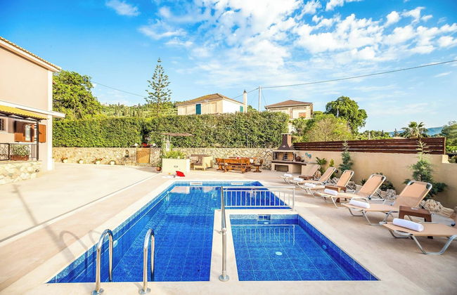 Maggie Alonia - Photo 19