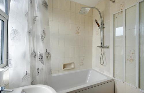 Comfy 3BR Home - Pool Table - Games - Sleeps 8 - Foto 34