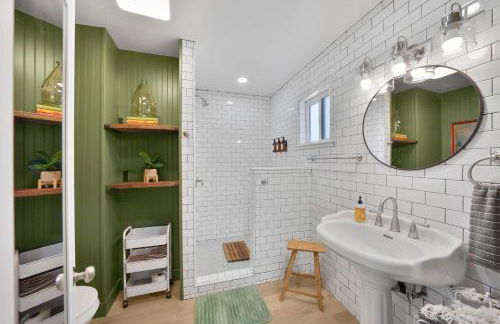 Hot Tub Fire Pit Pet Friendly Walk to Bell St - Foto 18