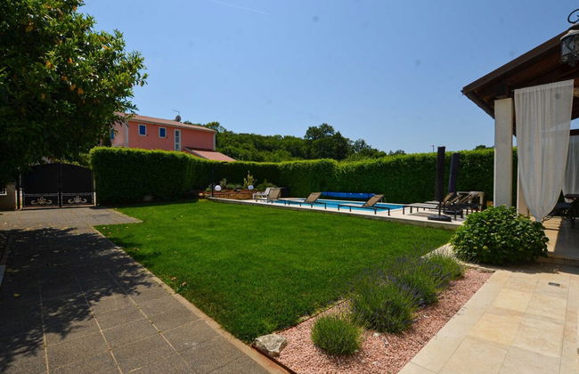 Sophisticated and Chic Villa With Pool - Foto 47