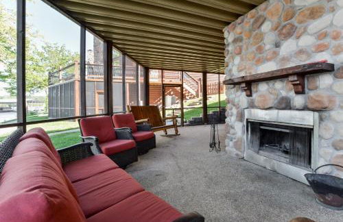 Luxury Lakefront Chalet Resort 2 Pools FREE Amenities Dock MiniGolf Waterslide - Foto 24