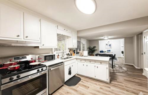 King Bed! Soaking tub! Fenced Yard w Screen Patio - Foto 17