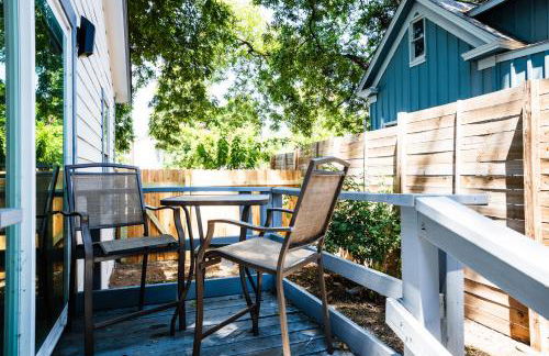 Longhorn Home with King Bed & Rain Showers Walk to DT Activities, Lake & Eateries - Foto 34