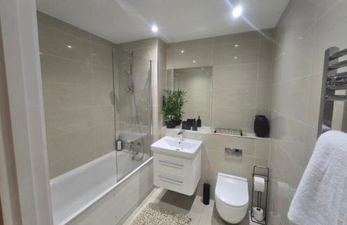 Snuggle Inn - Riverside Apartments - Views Over looking London River Thames, Close to O2 Arena, London Excel, London City Airport, Thames Clipper- River Boat Service, Woolwich Ferry, Onsite parking, TWIN ROOM OPTION available - Foto 10