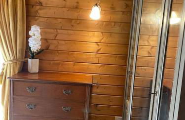 3 Bedroom Lodge Hotub pool in Horsley Surrey UK - Photo 5