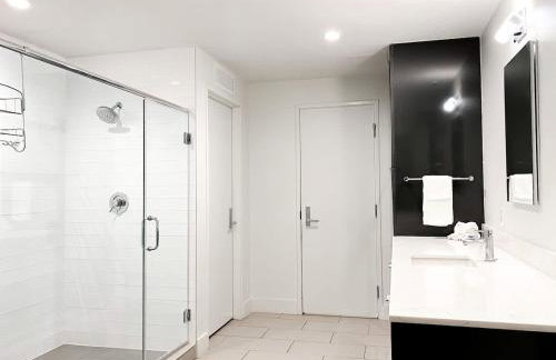 Moss & Oak - King Bed - Grand Piano - TOP FLOOR - Foto 13