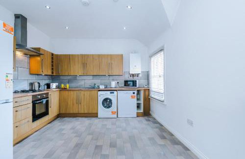 Modern 3 Bedroom House Perfect for Short and Long Stays - Foto 35