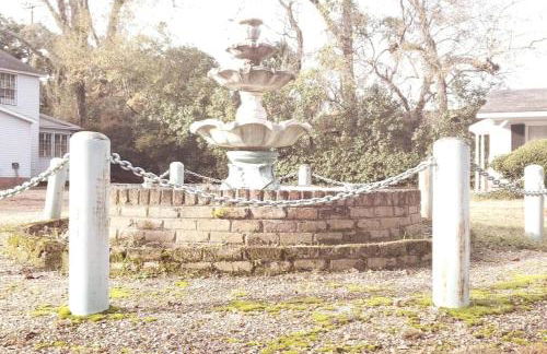 Agatha's Historic Home Free Parking Wi-Fi Deck - Photo 15