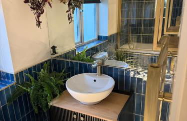 Large stylish home with Games room 5 bedroom sleeps 11 free WiFi and parking - Foto 22